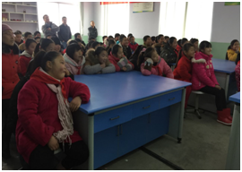 同学聚精会神听报告 同学聚精会神听报告